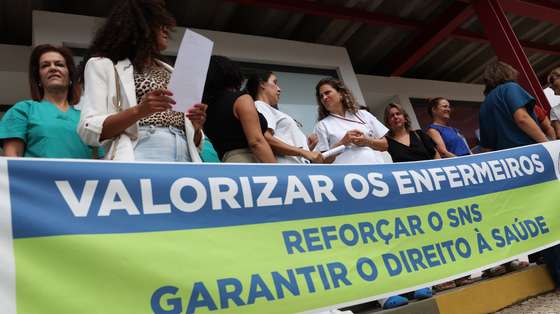 Manifestação de enfermeiros da Unidade Local de Saúde do Arco Ribeirinho. para  exigirem: Operacionalização imediata das progressões, correta transição dos enfermeiros especialistas e pagamento das horas de trabalho extraordinário em dívida. junto à porta principal DO Hospital do Barreiro, 29 de agosto de 2024. TIAGO PETINGA/LUSA