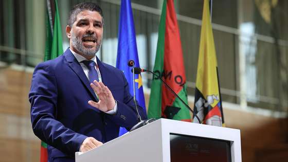 O presidente da Associação Nacional dos Municípios Portugueses (ANMP), Pedro Pimpão, discursa durante a sessão de encerramento do XXVII Congresso da Associação Nacional de Municípios Portugueses, sob o lema: Poder Local - A proximidade que transforma Portugal, em Viana do Castelo, 14 de dezembro de 2025. ESTELA SILVA/LUSA