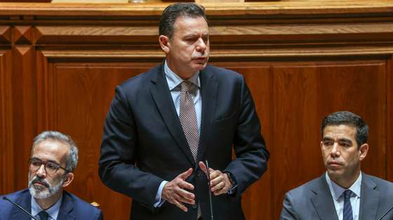 O primeiro-ministro, Luís Montenegro (D), ladeado pelo ministro de Estado e dos Negócios Estrangeiros, Paulo Rangel (E), e pelo ministro da Presidência, António Leitão Amaro (D), intervém durante a sessão plenária na Assembleia da República, em Lisboa, 04 de março de 2026. TIAGO PETINGA/LUSA