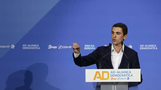 O cabeça de lista da Aliança Democrática às eleições europeias, Sebastião Bugalho, durante o comício em Évora, 27 de maio de 2024. TIAGO PETINGA/LUSA