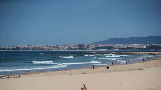 Pessoas na praia do Inatel, na Costa de Caparica, no dia que entrou em vigor o Estado de Calamidade devido à situação epidemiológica da covid-19, em Almada, 3 de maio de 2020. Com o aumento da temperatura e o fim do estado de emergência a praia foi o destino procurado por alguns portugueses. MÁRIO CRUZ/LUSA