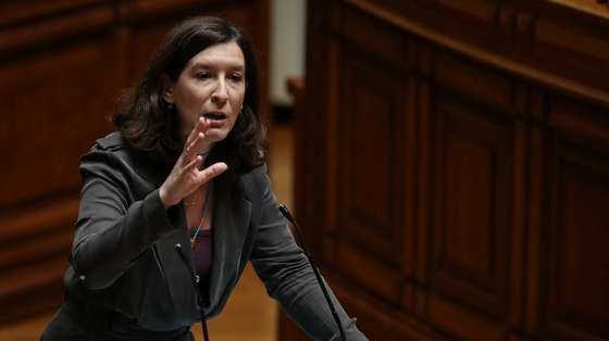 A líder parlamentar do Partido Popular (CDS–PP), Cecília Meireles, intervém durante o debate e votação da proposta do orçamento suplementar para 2020, na Assembleia da República, em Lisboa, 17 de junho de 2020. MANUEL DE ALMEIDA/LUSA