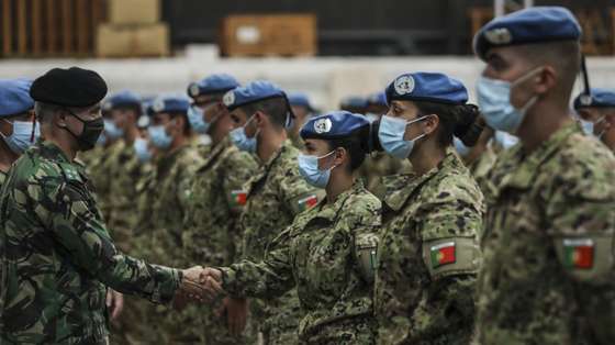 O chefe do Estado-Maior do Exército, general Nunes da Fonseca (E), cumprimenta militares portugueses ao regressarem  após seis meses de missão na República Centro-Africana, Aeródromo de Trânsito n.º 1 de Figo Maduro em Lisboa, 16 de novembro de 2021.  Regressam a Portugal, 150 militares da 9.ª Força Nacional Destacada na República Centro-Africana que, durante os últimos seis meses, integraram a Missão Multidimensional Integrada das Nações Unidas para a Estabilização deste país (MINUSCA). MIGUEL A. LOPES/LUSA