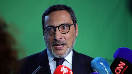 António Mendonça Mendes, secretário de Estado Adjunto do Primeiro-Ministro, fala à comunicação social durante encerramento do 9.º Congresso Nacional do partido Pessoas-Animais-Natureza, na Escola Básica de Matosinhos, 20 de maio 2023. Neste congresso há dois candidatos à liderança: Inês de Sousa Real, deputada única e porta-voz do Pessoas-Animais-Natureza há dois anos, recandidata-se ao cargo e vai enfrentar o antigo dirigente Nelson Silva. ESTELA SILVA/LUSA