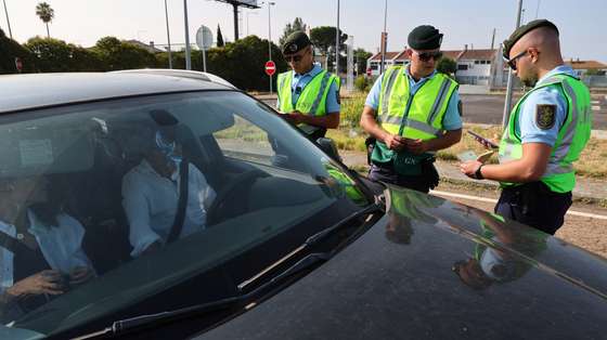 Militares da Guarda Nacional Republicana (GNR) dedicados ao controlo de fronteiras , procedem à  identificação seletiva de condutores de ligeiros à entrada para Portugal na fronteira do Caia (Elvas). Estas ações iniciaram às 00.00 de hoje nos 21 pontos de passagem autorizados na fronteira terrestre nacional, devido às Jornadas Mundiais da Juventude, que decorrerão no início do mês de agosto. Elvas, 22 de julho de 2023. NUNO VEIGA/LUSA