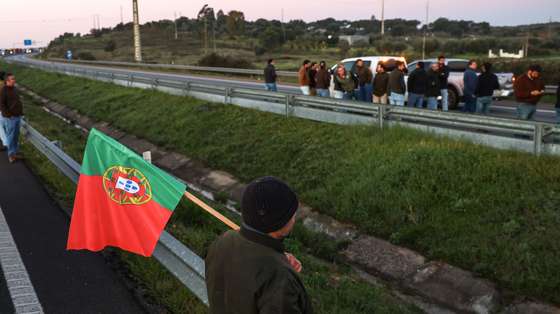 Agricultores cortam a A6 durante uma manifestação na fronteira do Caia, uma ação realizada nas estradas de várias zonas do país, reclamando “condições justas” e a “valorização da atividade”. A iniciativa é do Movimento Civil Agricultores de Portugal, que se apresenta como um movimento civil espontâneo e apartidário que une agricultores e sociedade civil em defesa do setor primário. Em causa estão os cortes nos pagamentos aos agricultores no âmbito do Plano Estratégico da Política Agrícola Comum (PEPAC). durante uma ação de protesto na fronteira do Caia, Elvas, 01 de fevereiro de 2024. NUNO VEIGA/LUSA