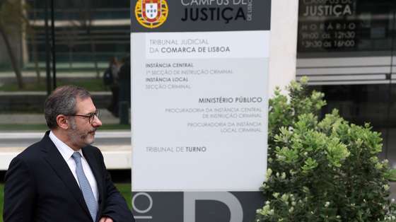 Paulo Sá e Cunha, advogado de Pedro Calado, à chegada para assistir à audiência onde serão conhecidas as medidas de coação dos três detidos no âmbito da investigação por suspeitas de corrupção na Madeira, no Tribunal Central de Instrução Criminal em Lisboa, 14 de fevereiro de 2024. TIAGO PETINGA/LUSA