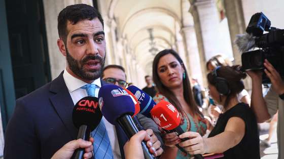O porta-voz Sindicato dos Oficiais da Policia, Bruno Pereira, fala aos jornalistas à chegada para uma reunião com a ministra da Administração Interna, Maria Blasco (ausente na imagem) no âmbito do diálogo social entre o Ministério da Administração Interna, os Sindicatos e as Associações Socioprofissionais das Forças de Segurança, em Lisboa, 12 de abril de 2024. RODRIGO ANTUNES/LUSA
