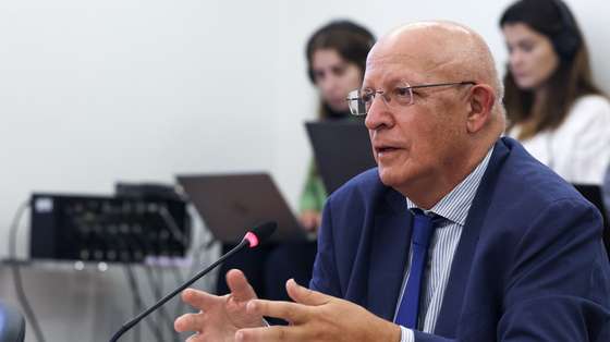 O ex-ministro dos Negócios Estrangeiros, Augusto Santos Silva, intervém na sua audição perante os deputados da Comissão Parlamentar de Inquérito - Gémeas Tratadas com o Medicamento Zolgensma, na Assembleia da República, em Lisboa, 22 de outubro de 2024. Em causa o processo, que tem como arguidos o ex-secretário de Estado da Saúde Lacerda Sales e Nuno Rebelo de Sousa, filho do Presidente da República, está o tratamento hospitalar das duas crianças luso-brasileiras que receberam o medicamento Zolgensma. Com um custo de dois milhões de euros por pessoa, este fármaco tem como objetivo controlar a propagação da atrofia muscular espinal, uma doença neurodegenerativa. ANTÓNIO COTRIM/LUSA