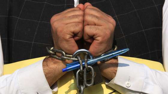 epa11867604 A Pakistani journalist wearing a chain lock takes part in a protest rally against the amendments of the Prevention of Electronic Crimes Act (PECA), in Peshawar, Pakistan, 01 February 2025. The PECA amendments, passed by the National Assembly on 23 January, makes changes to the country's cybercrime laws that would criminalize 'fake news' on social media platforms and have been criticized for potentially restricting press freedom.  EPA/BILAWAL ARBAB