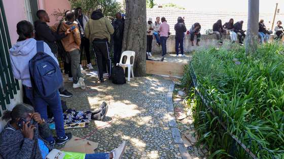 Dezenas de imigrantes, na maioria angolanos, aguardam há dias a validação dos seus documentos na Direção Geral dos Assuntos Consulares (DGAC),  junto à qual várias pessoas têm dormido na rua, em cima de cartões, para assegurar o atendimento, Lisboa, 21 de maio de 2025.  MANUEL DE ALMEIDA/LUSA