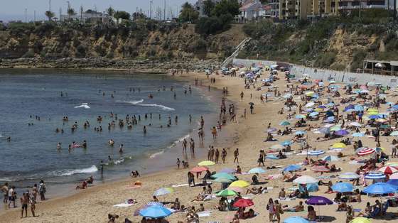 Banhistas tomam banho e apanham sol na Praia de São Pedro do Estoril, Cascais, 24 de junho de 2023. Segundo o Instituto do Mar e da Atmosfera (IPMA), as temperaturas poderão chegar aos 40 graus em várias zonas do país até 
à próxima quinta-feira, dia 29 de junho. JOSÉ SENA GOULÃO/LUSA
