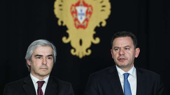 O presidente do Partido Social Democrata (PSD), Luís Montenegro (D), acompanhado pelo presidente do CDS-PP, Nuno Melo, fala aos jornalistas após uma audiência com o Presidente da República, Marcelo Rebelo de Sousa (ausente da foto), na sequência das audiências aos partidos com assento parlamentar após as eleições legislativas de 10 de março. Palácio de Belém, Lisboa, 20 de março de 2024. MIGUEL A. LOPES/LUSA