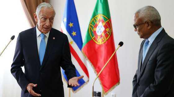 O Presidente da República, Marcelo Rebelo de Sousa (E), e o Presidente da República de Cabo Verde, José Maria Neves (D), participam na conferência de imprensa no final de um encontro no Palácio do Presidente, na Praia, ilha de Santiago, Cabo Verde, 02 de maio de 2024. O Presidente português termina hoje uma visita a Cabo Verde onde participou nas comemorações dos 50 anos da libertação dos presos do Campo de Concentração do Tarrafal. NUNO VEIGA/LUSA