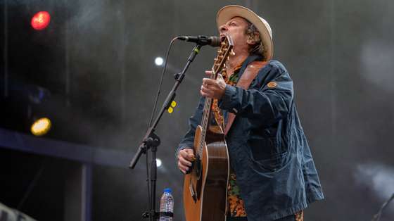 epa10746675 Portuguese singer Jorge Palma performs live in concert on the first day of the Mares Vivas Festival in Madalena, Vila Nova de Gaia, Portugal, 14 July 2023. The festival  runs until 16 July.  EPA/RUI FARINHA