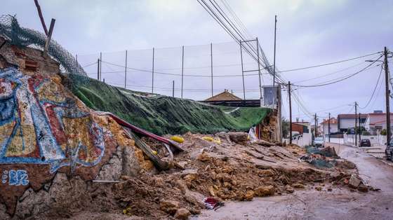 Parte do muro do campo de futebol do Botafogo Futebol Clube desbabou esta manhã devido às chuvas fortes causadas pela passagem da depressão Claudia, na Quinta do Anjo, Palmela, 13 de novembro de 2025. A Autoridade Nacional de Emergência e Proteção Civil (ANEPC) registou mais de 60 ocorrências entre as 04:30 e as 07:00 relacionadas com a chuva forte por causa da depressão Claudia, sobretudo inundações da via pública. RUI MINDERICO/LUSA.