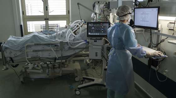 Um elemento da equipa médica cuida de um paciente hospitalizado na Unidade de Cuidados Intensivos covid-19 do Hospital Santa Maria, em Lisboa, 11 de fevereiro de 2021. O Hospital Santa Maria conta ao dia de hoje com 271 doentes internados com  64 destes doentes internados nos Cuidados Intensivos covid-19, o número máximo atingido até ao dia de hoje neste Hospital. (ACOMPANHA TEXTO DA LUSA DO DIA 14 DE FEVEREIRO DE 2021). MIGUEL A. LOPES/LUSA