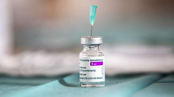Frasco da vacina Astrazeneca contra a Covid19, no Quartel de Conde de Lipe, em Lisboa, 13 de fevereiro de 2021. JOSÉ SENA GOULÃO/LUSA