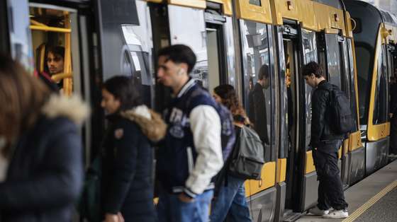 Passageiros entram para uma carruagem do Metro em dia de Greve geral dos maquinistas do Metro do Porto, Vila Nova de Gaia, 06 de dezembro de 2024. O Sindicato Nacional dos Maquinistas dos Caminhos de Ferro Portugueses avançou para a greve face à ausência de clarificação do Governo sobre a relação entre sinistralidade ferroviária e taxa de álcool destes trabalhadores, sugerida pelo ministro Leitão Amaro. JOSÉ COELHO/LUSA