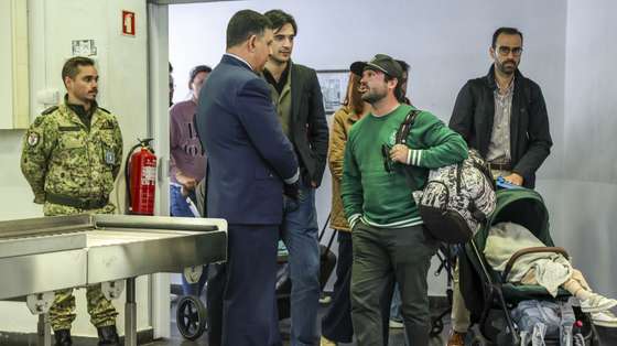 Chegada ao aeroporto militar de Figo Maduro, de um voo fretado pela TAP, dos 139 portugueses e 8 cidadãos estrangeiros, no âmbito da operação de repatriamento, solicitado pelo Ministério dos Negócios Estrangeiros ao ministério da Defesa Nacional, em Lisboa, 06 de março de 2026. ANTÓNIO COTRIM/LUSA