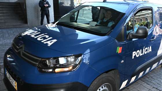 Chegada ao Tribunal de Instrução Criminal (TIC) de veículos celulares da Polícia com alguns de detidos da operação "Pretoriano", no Porto, 02 de fevereiro de 2024. Na passada na quarta-feira, a PSP deteve hoje 12 pessoas, incluindo o líder dos Super Dragões, Fernando Madureira, a sua mulher, Sandra Madureira, vice-presidente da claque, e o oficial de ligação aos adeptos do FC Porto, Fernando Saul, no âmbito de um processo que investiga os incidentes ocorridos durante essa AG. FERNANDO VELUDO/LUSA