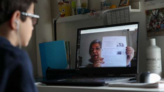 Um aluno do ensino básico durante uma aula online devido à pandemia de coronavírus (Covid-19), Lisboa, 14 de abril de 2020. Com o início do terceiro período regressa o modelo de ensino à distância, uma vez que o executivo decidiu manter a suspensão das aulas presenciais para todos os alunos do ensino obrigatório, admitindo apenas o eventual regresso às escolas dos alunos dos 11.º e 12.º ano, devido à pandemia da covid-19. MANUEL DE ALMEIDA/LUSA