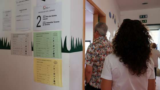 Eleitores aguardam para votar para a Câmara Municipal de Espinho, 12 de outubro de 2025. Decorrem este domingo as eleições autárquicas em Portugal onde mais de 9,3 milhões de eleitores podem votar. Os eleitores vão escolher os órgãos dirigentes das 308 Câmaras Municipais, 308 Assembleias Municipais e 3.221 Assembleias de Freguesia, pelo que há três boletins de voto. ESTELA SILVA/LUSA