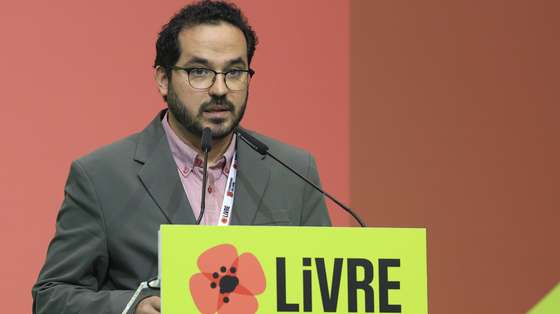 O deputado e congressista Paulo Muacho, intervem durante o 14º Congresso do Livre, que decorre no Pavilhão Municipal da Costa da Caparica, em Almada, 11 de maio de 2024. ANTÓNIO COTRIM/LUSA
