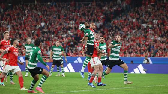 Benfica's player Morato (C-R) fighting for the ball together with Sporting opponent Jeremiah St. Just (C) during their Portuguese derby First League soccer match played at the Luz stadium in Lisbon, Portugal, 12th November 2023. TIAGO PETINGA/LUSA