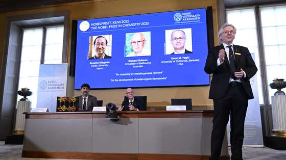 epa12439159 Nobel Committee for Chemistry member Olof Ramstrom speaks during a press conference to announce the 2025 Nobel Prize in Chemistry recipients at the Royal Swedish Academy of Sciences, in Stockholm, Sweden, 08 October 2025. The Nobel Prize in Chemistry 2025 was awarded to Susumu Kitagawa, Richard Robson and Omar M. Yaghi 'for the development of metal-organic frameworks.'  EPA/FREDRIK SANDBERG/TT  SWEDEN OUT