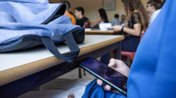 Alunos numa sala de aula da escola EB 23 Lourosa que proíbe os telemóveis, a propósito de uma petição que está a correr para que isso seja a regra em todas as escolas, Santa Maria da Feira, 23 de maio de 2023.  (ACOMPANHA TEXTO DE 27 DE MAIO DE 2023) JOSÉ COELHO/LUSA