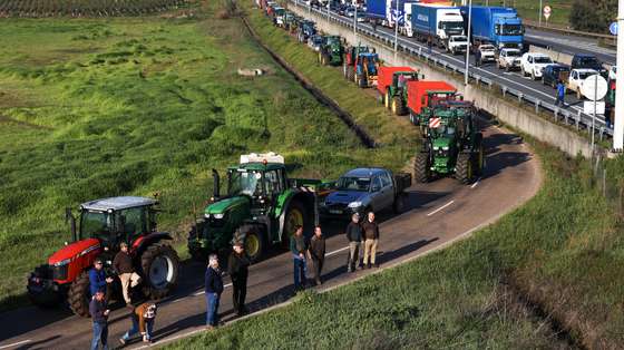 Agricultores manifestam-se durante uma ação de protesto na fronteira do Caia, uma ação realizada nas estradas de várias zonas do país, reclamando “condições justas” e a “valorização da atividade”, na fronteira do Caia, em Elvas, 01 de fevereiro de 2024. A iniciativa é do Movimento Civil Agricultores de Portugal, que se apresenta como um movimento civil espontâneo e apartidário que une agricultores e sociedade civil em defesa do setor primário. Em causa estão os cortes nos pagamentos aos agricultores no âmbito do Plano Estratégico da Política Agrícola Comum (PEPAC). NUNO VEIGA/LUSA