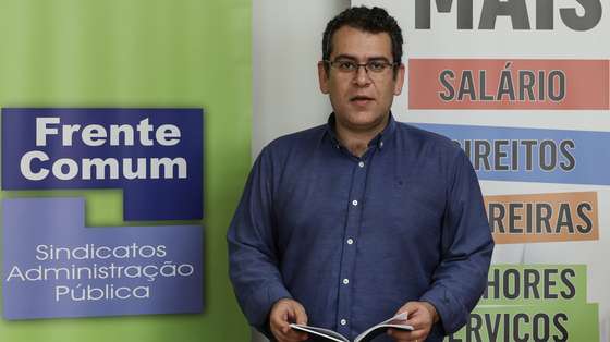 O coordenador da Frente Comum, Sebastião Santana, durante a conferência de imprensa para apresentar o desenvolvimento da luta dos trabalhadores da Administração Pública e que decorreu na sede da Federação Nacional dos Sindicatos dos Trabalhadores em Funções Públicas e Sociais, em Lisboa, 23 de fevereiro de 2023. A Frente Comum convocou uma greve nacional para o próximo dia 17 de março de 2023. ANTÓNIO COTRIM/LUSA