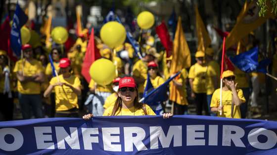 Enfermeiros durante a concentração que assinala o Dia Internacional do Enfermeiro, para exigir a imediata progressão na carreira para todos os enfermeiros, em frente ao Ministério da Saúde, em Lisboa, 12 de maio de 2022. JOSÉ SENA GOULÃOLUSA