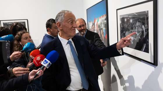 O Presidente da República, Marcelo Rebelo de Sousa, durante uma visita à exposição do fotógrafo Eduardo Gageiro "Factum", na Cordoaria Nacional, em Lisboa, 07 de fevereiro de 2024. JOSÉ SENA GOULÃO/LUSA