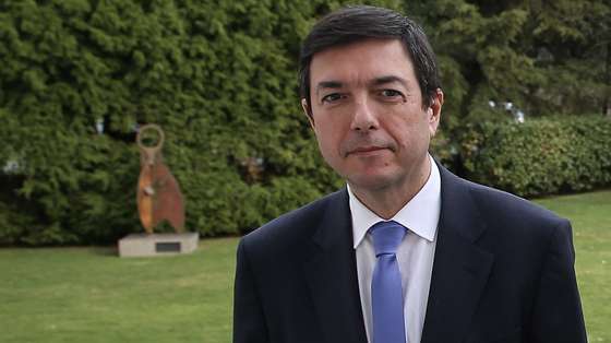 Ávarao Almerida acompanha o  candidato à liderança do Partido Social Democrata (PSD) e atual presidente do partido, Rui Rio (D), (ausente da foto), à chegada para uma reunião com o bastonário da Ordem dos Médicos, Miguel Guimarães (ausente na fotografia), na sede da Ordem dos Médicos no Porto, 17 de janeiro de 2020. JOSÉ COELHO/LUSA