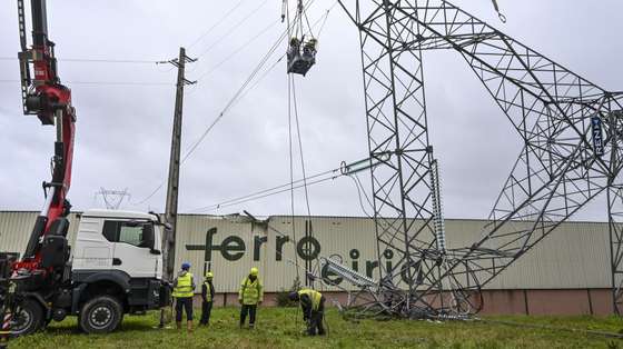 Technicians from Redes Energéticas Nacionais (REN) repair the power grid aftermath Kristin depression on Wednesday in Marinha Grande, Leiria, Portugal, 30 January 2026. The passage of depression Kristin through Portuguese territory left a trail of destruction, causing five deaths and leaving several people homeless. CARLOS BARROSO/LUSA