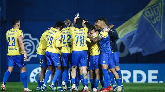 Os jogadores do GD Estoril Praia festejam após a marcação do 4-0, durante o jogo da Primeira Liga de Futebol entre o GD Estoril Praia e o GD Chaves, disputado no Estádio António Coimbra da Mota, no Estoril, 10 de dezembro de 2023. RODRIGO ANTUNES/LUSA
