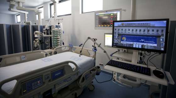A ministra da Saúde, Marta Temido (ausente da imagem) inaugura a nova Unidade de Cuidados Intensivos Polivalente do Hospital de Santa Maria  no Centro Hospitalar Universitário Lisboa, que passa a ser a maior UCI do país, com 25 camas. 21 de maio de 2021. NUNO FOX/LUSA