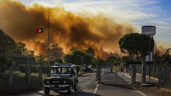 Nuvens do incêndio do Seixal vistas perto do paiol da NATO, Fernão Ferro, 11 de setembro de 2024. Segundo o ‘site’ da Autoridade Nacional de Emergência e Proteção Civil, pelas 16:10 encontravam-se no local 355 operacionais, apoiados por 102 meios terrestres e 11 meios aéreos. FILIPE AMORIM/ LUSA