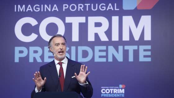 O candidato à Presidência da República, João Cotrim de Figueiredo, intervém durante a apresentação da sua lista, no Centro Cultural de Belém, em Lisboa, 02 de novembro de 2025. As eleições presidenciais decorrerão no dia 18 de janeiro de 2026. ANTÓNIO PEDRO SANTOS/LUSA