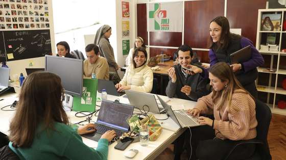 Voluntários trabalham para a Jornada Mundial da Juventude (JMJ) que irá decorrer entre 1 e 6 de agosto 2023, na sede da JMJ, em Lisboa, 27 fevereiro 2023. Centenas de jovens já puseram mãos à obra para ajudar a organizar a Jornada Mundial da Juventude (JMJ), para a qual já estão inscritos outros 10 mil voluntários, um terço daqueles que são necessários para o evento. (ACOMPANHA TEXTO DA LUSA DO DIA 06 DE MARÇO DE 2023). MANUEL DE ALMEIDA/LUSA