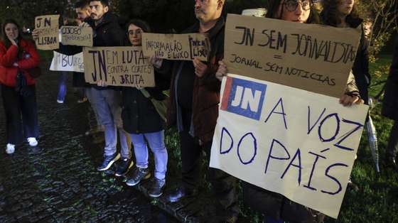 Trabalhadores do Jornal de Notícias (JN) manifestam-se junto à na Fundação Calouste Gulbenkian onde decorre a cerimónia do lançamento do livro "Portugal Amordaçado", de Mário Soares, Lisboa, 7 de dezembro de 2023. MIGUEL A. LOPES/LUSA