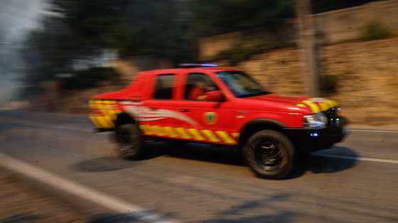 Mais de 300 operacionais combatem um incêndio que deflagrou hoje em mato por volta das 12:20, em Alcabideche, no concelho de Cascais, Lisboa, de acordo com a Proteção Civil, 21 de julho de 2024. Segundo a página da Autoridade Nacional de Emergência e Proteção Civil (ANEPC), consultada às 17:08, 313 bombeiros, 91 veículos e nove meios aéreos combatiam o incêndio no local. ANTÓNIO PEDRO SANTOS/LUSA
