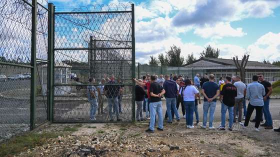 Guardas prisionais concentram-se frente à cadeia de Vale de Judeus, na sequência de uma convocatória do Sindicato Nacional do Corpo da Guarda Prisional (SNCGP), depois da fuga de cinco reclusos do Estabelecimento Prisional de Vale de Judeus a 07 de setembro,  com o principal objetivo de demonstrar a união e a força do Corpo da Guarda Prisional "numa altura em que, pelas piores razões, todas as denúncias e reivindicações da direção do SNCGP nos últimos 4 anos estão finalmente a ser ouvidas, nomeadamente pela ministra da Justiça", em Vale de Judeus, Azambuja, 07 de outubro de 2024. CARLOS BARROSO/LUSA