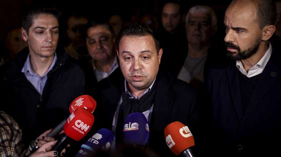 O presidente da Associação Sindical dos Profissionais da Polícia (ASPP), Paulo Santos, fala aos jornalistas antes de entregar na Residência Oficial do primeiro-ministro para  entregar a carta sobre atual situação na PSP, Lisboa, 28 de novembro de 2024. FILIPE AMORIM/LUSA