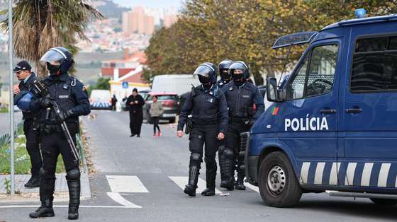 Elementos da Equipas de Intervenção Rápida (EIR), da Unidade Especial de Polícia, do Comando Metropolitano de Lisboa da PSP, durante a operação de prevenção criminal que está a realizar hoje na zona da Alta de Lisboa, Ameixieira e Ajuda, em Lisboa, 19 de novembro de 2025. A operação envolve cerca de 100 elementos das valências de investigação criminal, equipas de ordem pública e ainda a Unidade Especial de Polícia, indicou a fonte no local onde decorre a operação. ANTÓNIO COTRIM/LUSA