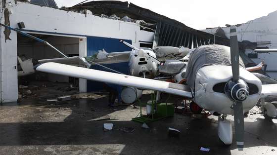 O vento causado pela passagem da depressão Kristin destruiu várias aeronaves e o hangar da empresa de manutenção do Aeródromo Municipal Bissaya Barreto, em Coimbra, causando prejuízos superiores a um milhão de euros, Coimbra, 28 de janeiro de 2026. PAULO NOVAIS / LUSA