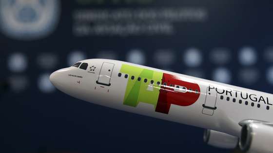 Uma miniatura de um avião da TAP durante a conferência de imprensa do presidente do Sindicato dos Pilotos da Aviação Civil (SPAC), Alfredo Mendonça (ausente da fotografia), na sede do SPAC, em Lisboa, 11 de dezembro de 2020. O SPAC e o Sindicato Nacional do Pessoal de Voo da Aviação Civil (SNPVAC) apelaram ao Governo que negoceie com Bruxelas o adiamento da apresentação do plano de reestruturação da TAP, denunciando que este está baseado em previsões de mercado "completamente desatualizadas". MANUEL DE ALMEIDA/LUSA