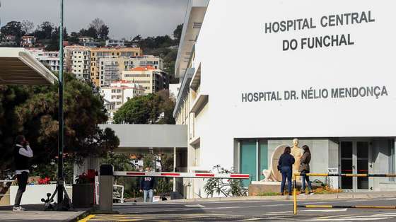 Fachada do Hospital Nélio Mendonça, que hoje recebeu a visita do presidente do Governo Regional da Madeira, para ver a nova unidade de internamento covid-19 da instituição hospitalar, no Funchal, 28 de janeiro de 2021. HOMEM DE GOUVEIA/LUSA